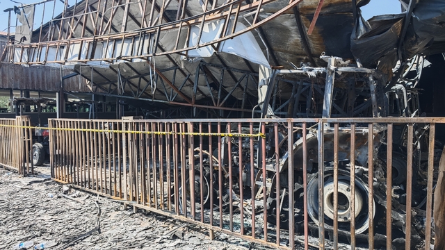 Diyarbakır'da çıkan yangında 3 iş yeri ve çok sayıda traktör zarar gördü