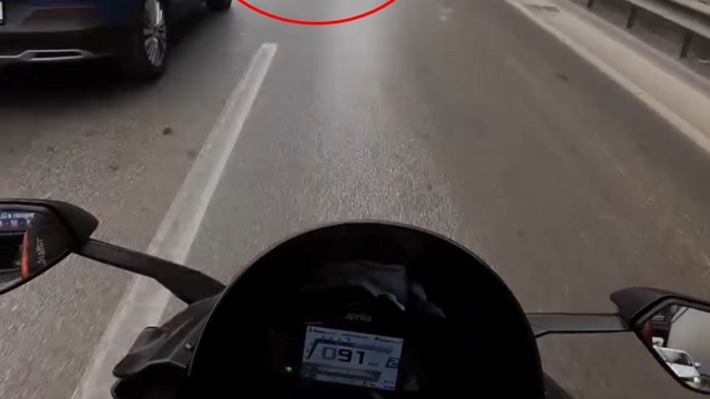 Aniden önüne kıran otomobile çarpan motosikletin sürücüsü yere düştü; kaza kask kamerasında