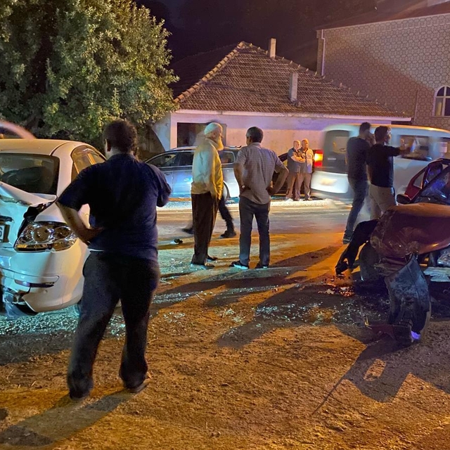 Sinop'ta iki otomobilin çarpıştığı kazada 8 kişi yaralandı