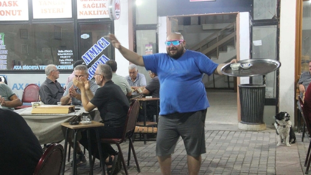 Çay dağıtırken yaptığı danslarla fenomen oldu