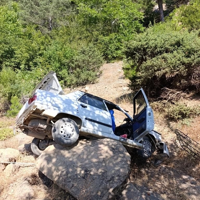 Adana'da şarampole devrilen otomobildeki 2 kişi yaralandı