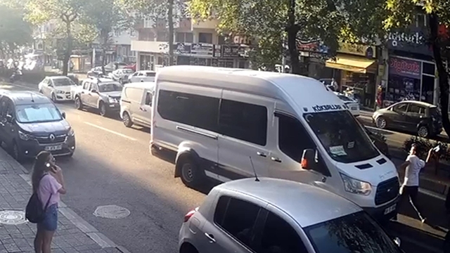 'Yol vermeme tartışması'nda minibüse nacak ile saldırdı; o anlar kamerada