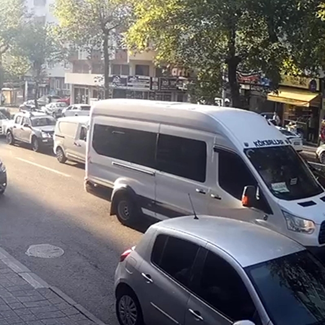 'Yol vermeme tartışması'nda minibüse nacak ile saldırdı; o anlar kamerada