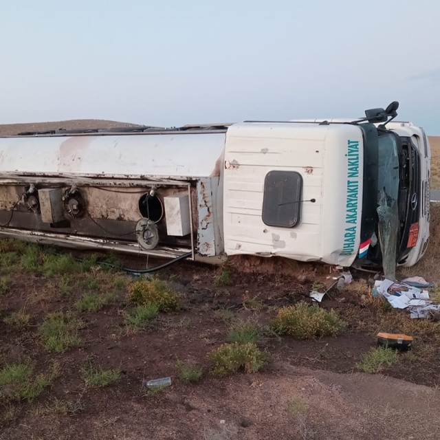 Konya'da devrilen akaryakıt yüklü tankerin sürücüsü yaralandı
