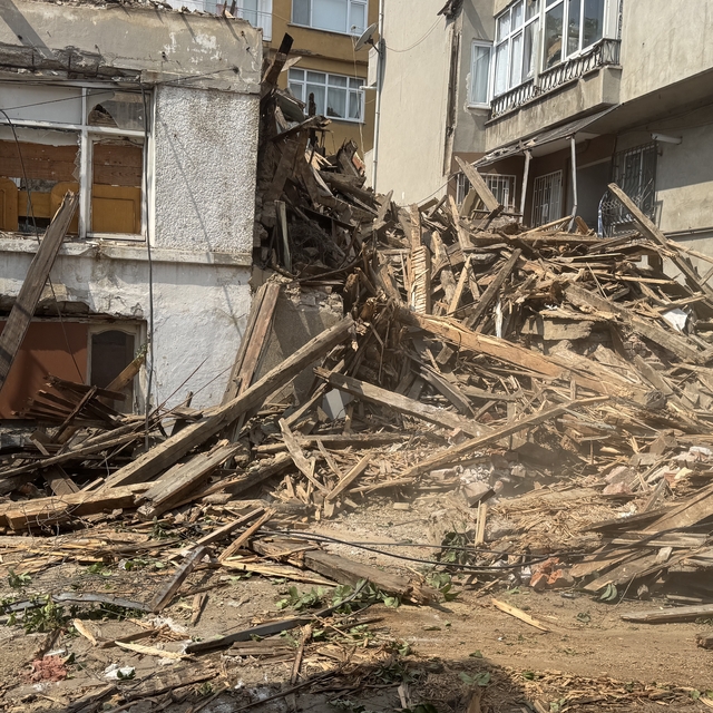 Tekirdağ'da metruk bina yıkıldı