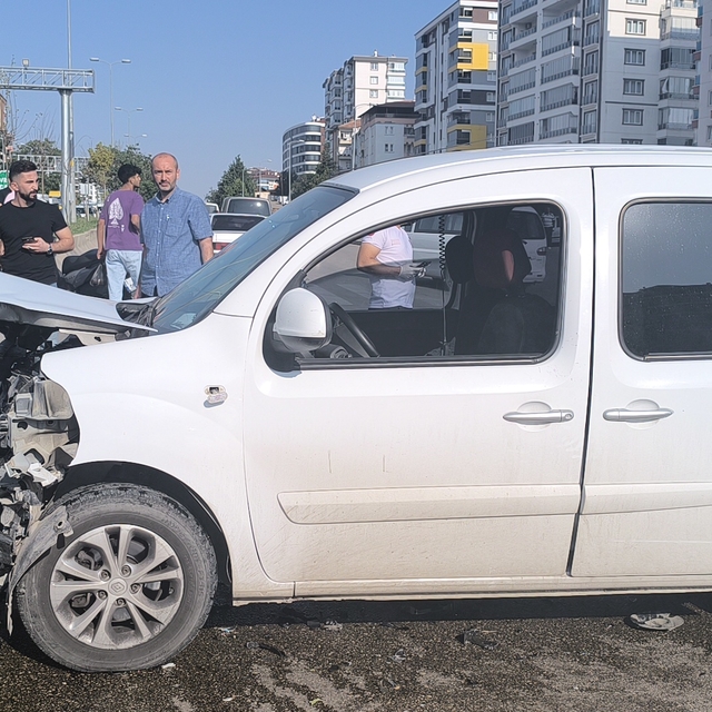 Kırıkkale'de sivil polis aracı ve otomobil çarpıştı, 2'si polis 3 kişi yara...