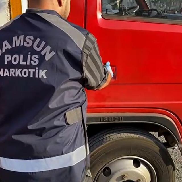 Kamyonetle uyuşturucu taşıyan 2 şüpheliye gözaltı