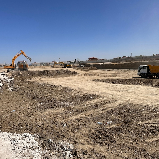 Van Valisi Balcı, şehir hastanesi inşaat alanında incelemelerde bulundu