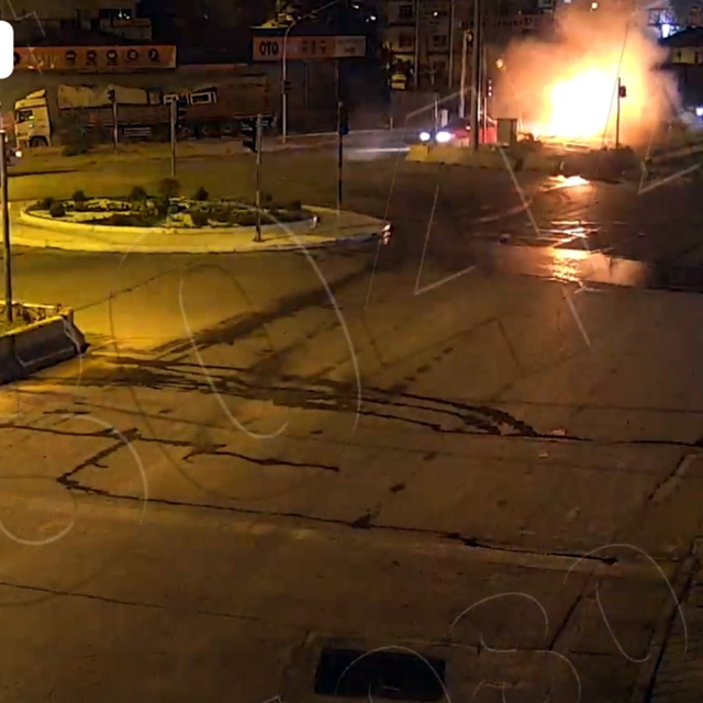 Bariyere çarpan otomobil alev aldı; kaza anı kamerada