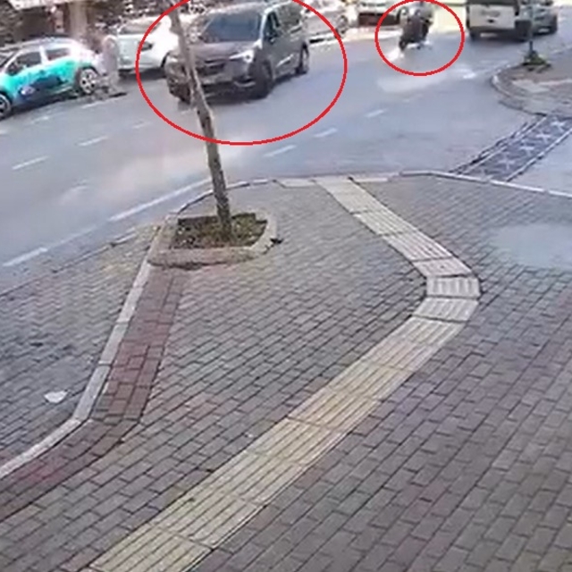 Sinyal vermeden dönen hafif ticari araca çarpan motosikletin sürücüsü yaral...