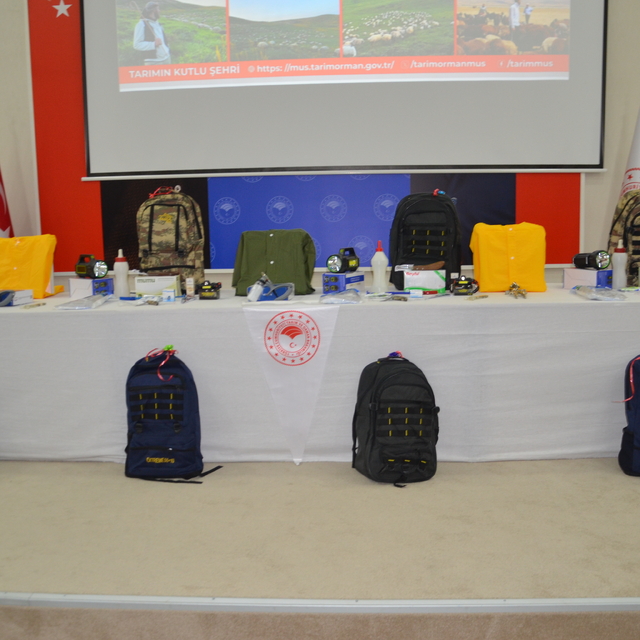 Muş'ta çobanlara ekipman çantası dağıtıldı