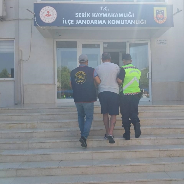 Antalya'da 29 yıl 5 ay kesinleşmiş hapis cezası bulunan firari yakalandı
