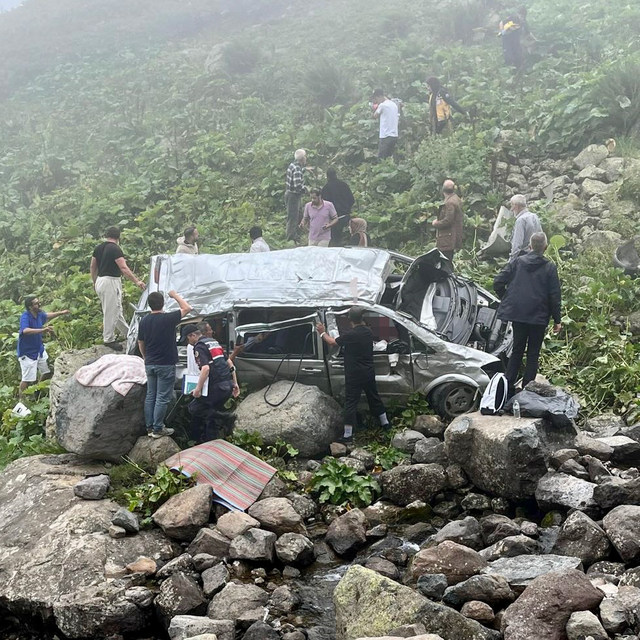 Trabzon'da panelvanın uçuruma yuvarlandığı kazada 2 kişi öldü, 4 kişi yaral...