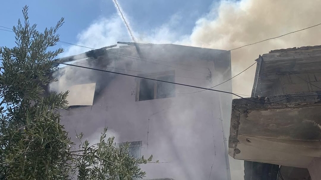 Hatay'da iki katlı binanın çatı katında çıkan yangın söndürüldü