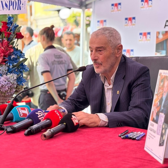 Gazeteci-yazar Sadık Albayrak, okurlarıyla buluştu