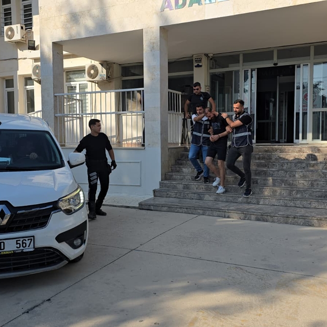 Parktakiler ile polislere bıçak çeken şüphelilerden 1'i tutuklandı, diğerle...