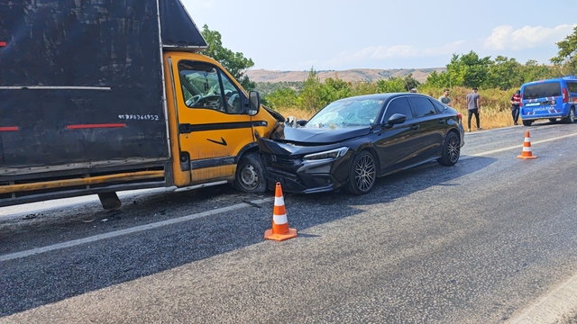 Bursa'da otomobil ile kamyonet kafa kafaya çarpıştı; 6 yaralı