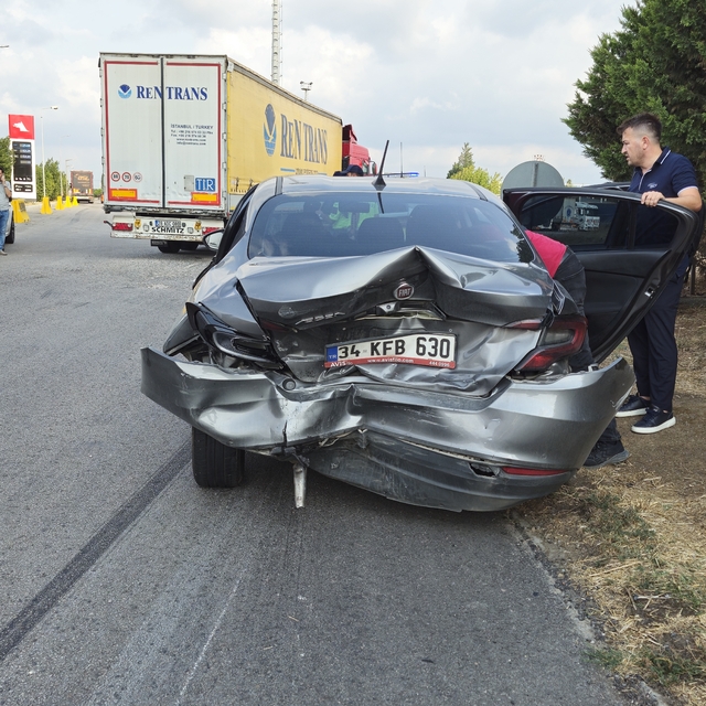 Anadolu Otoyolu'nun Kocaeli kesiminde zincirleme trafik kazası ulaşımı aksa...