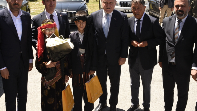 Bakan Bak, Van Gölü'nde tekne turu yaptı