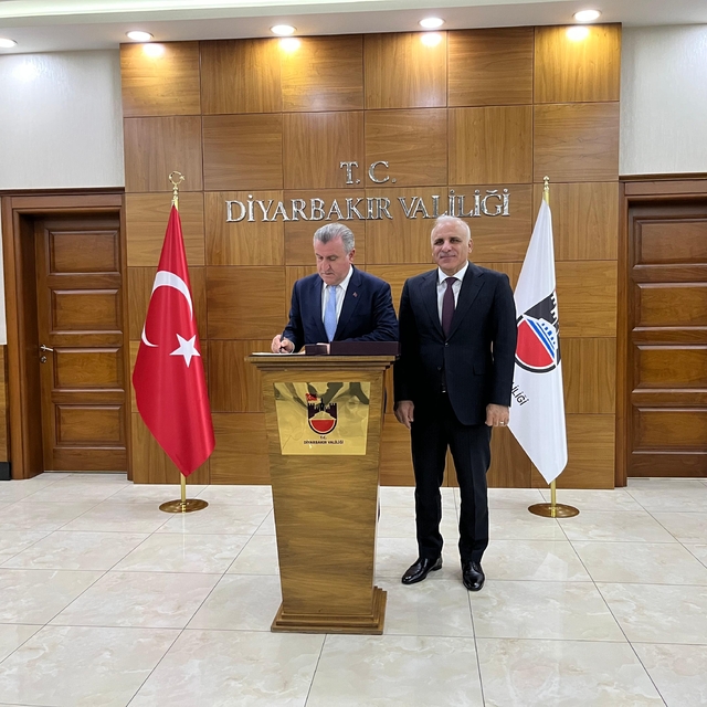 Bakan Bak, Van Gölü'nde tekne turu yaptı (2)