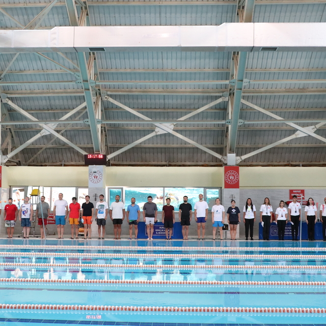 Burdur'da kurumlararası yüzme yarışması yapıldı