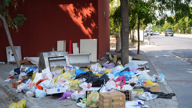 İzmir Karşıyaka'da çöplerin toplanmaması tepkilere neden oluyor