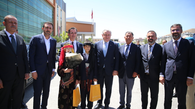 Gençlik ve Spor Bakanı Osman Aşkın Bak, Ahlat Su Sporları Merkezi'nin açılışını yaptı: