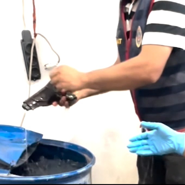 Şanlıurfa'da su bidonunda tabanca, saksılarda kenevir ele geçirildi; 7 göza...