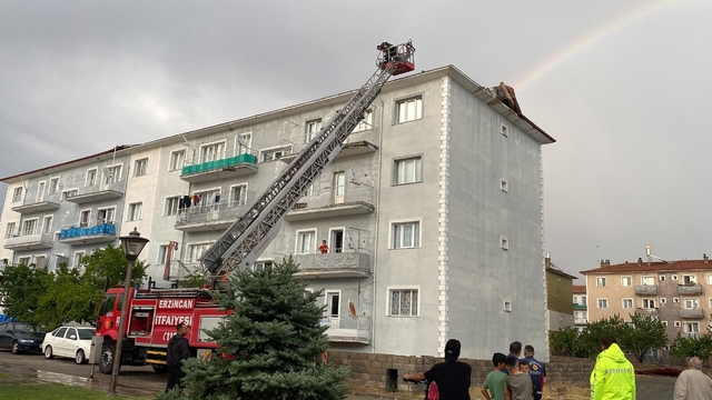 Erzincan'da rüzgar çatıları uçurdu, yağmur su baskınlarına neden oldu