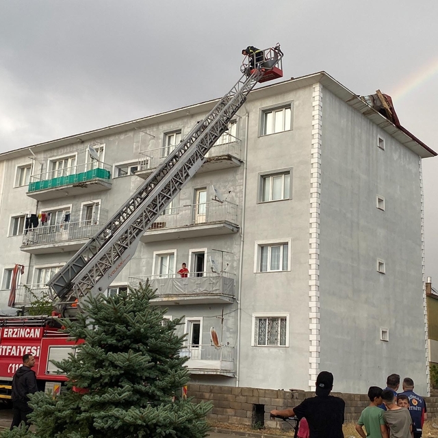 Erzincan'da rüzgar çatıları uçurdu, yağmur su baskınlarına neden oldu