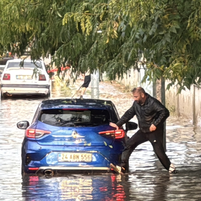 Erzincan'da sağanak ve fırtına etkili oldu
