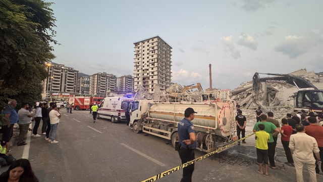 GÜNCELLEME - Kahramanmaraş'ta ağır hasarlı bina, yıkılırken iş makinesinin üzerine devrildi