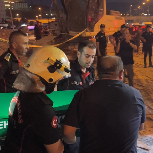 Kahramanmaraş'ta ağır hasarlı bina yıkılırken çöktü, enkaz altında kalan op...