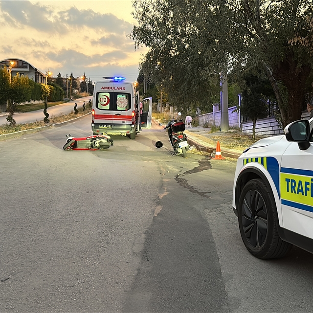 Kütahya'da, kaldırıma çarpan motosikletin sürücüsü ağır yaralandı