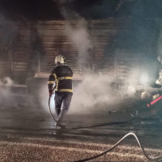 Siirt'te seyir halindeki buğday yüklü tır yandı
