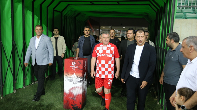 Gençlik ve Spor Bakanı Bak, Diyarbakır'da "Gösteri Maçı"nda sahaya çıktı