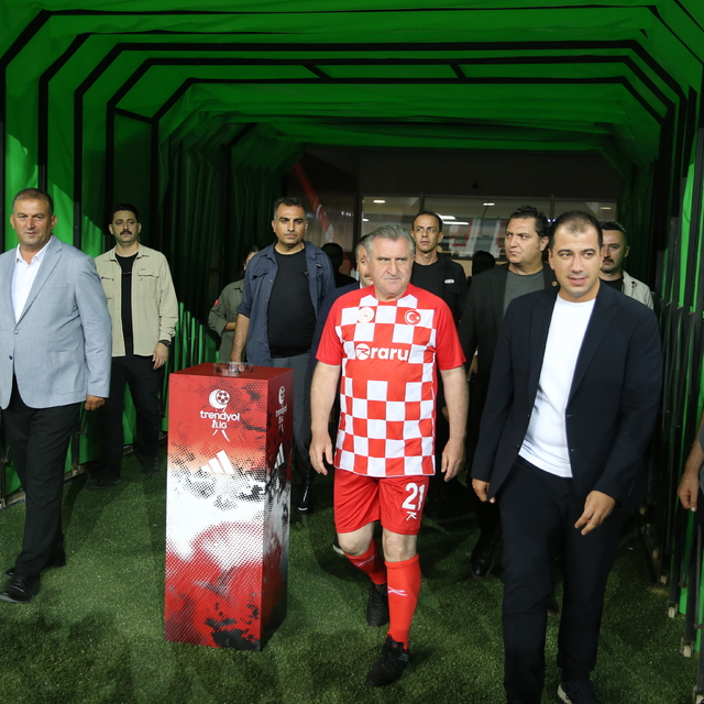 Gençlik ve Spor Bakanı Bak, Diyarbakır'da "Gösteri Maçı"nda sahaya çıktı