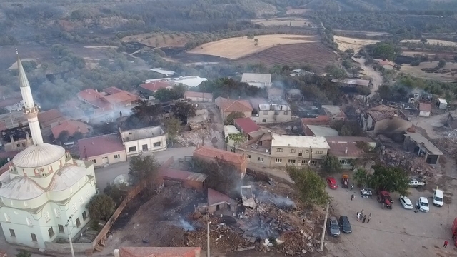 Çanakkale'deki orman yangını ikinci gününde; yanan alanlar ve evler havadan görüntülendi