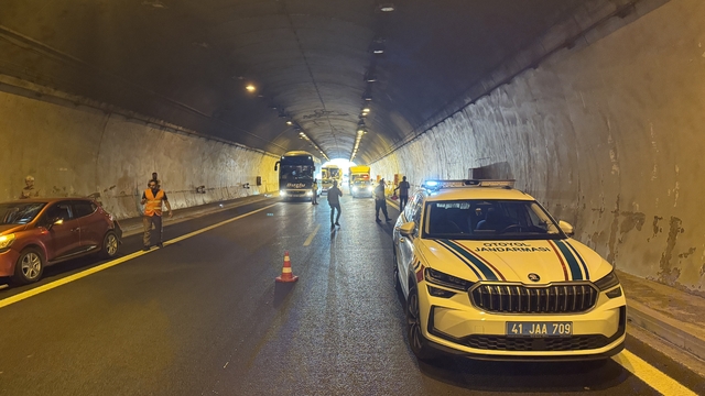 Anadolu Otoyolu'nun Kocaeli kesiminde 5 kişinin yaralandığı zincirleme trafik kazası ulaşımı aksattı