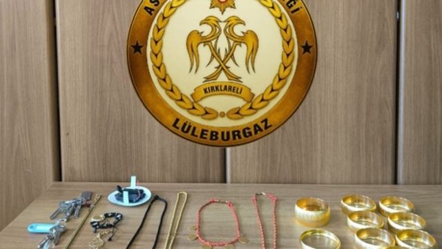 Kırklareli'nde hırsızlık suçundan tutuklanan zanlının evinde çok sayıda ziynet eşyası ele geçirildi