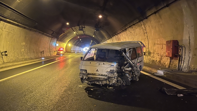 TEM'de tünel içinde zincirleme kazada 5 kişi yaralandı; ulaşım aksadı