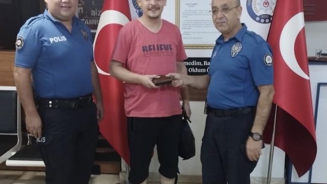Isparta'da vatandaşın bulup polise teslim ettiği cüzdan sahibine ulaştırıldı