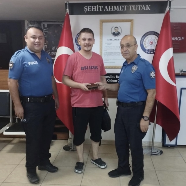 Isparta'da vatandaşın bulup polise teslim ettiği cüzdan sahibine ulaştırıld...