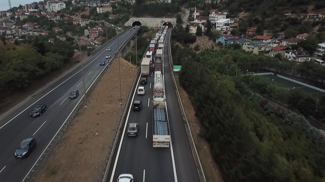 TEM'de tünel içinde zincirleme kazada 5 kişi yaralandı; trafik aksadı (2)