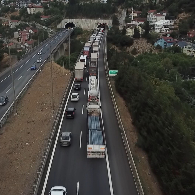 TEM'de tünel içinde zincirleme kazada 5 kişi yaralandı; trafik aksadı (2)