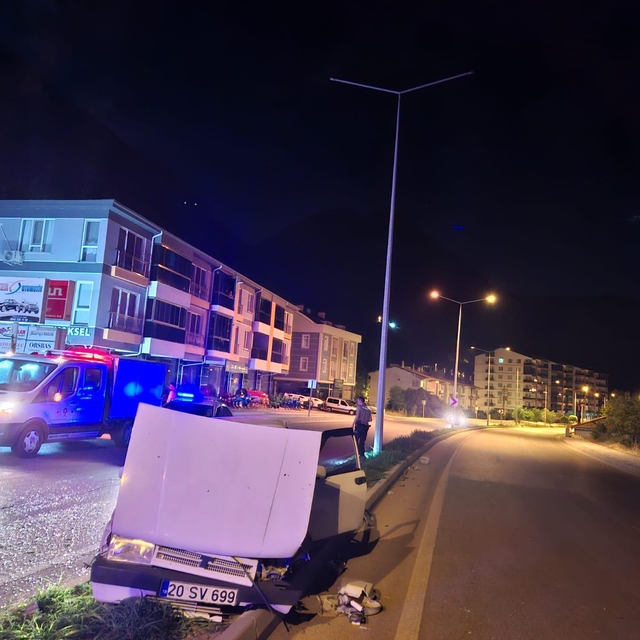 Isparta'da refüje çıkan otomobil sürücüsü yaralandı