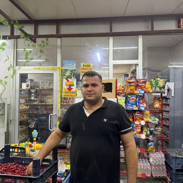 Adana'da market çalışanının darbedildiği anlar güvenlik kamerasınca kaydedi...