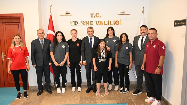 Edirne Valisi Sezer başarı kazanan milli sporcuları kabul etti