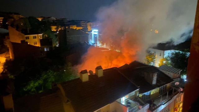 Kuaför dükkanı yangında kullanılamaz hale geldi