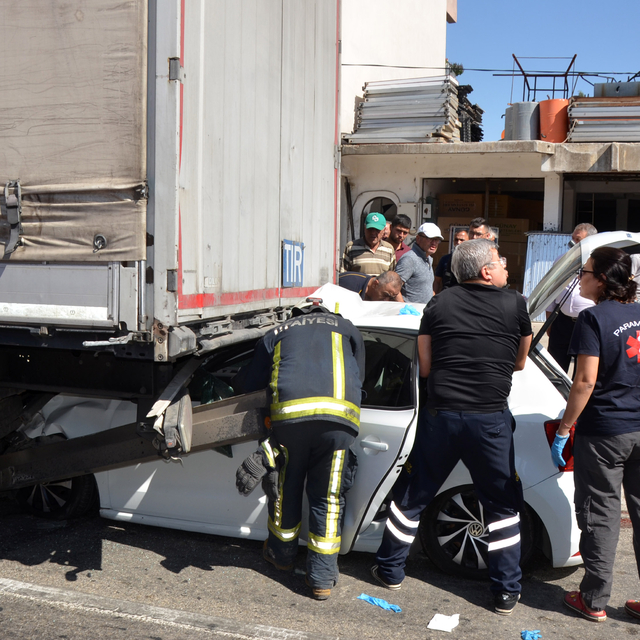 Baba, anne ve 2 çocuğunun yaralandığı kaza kamerada